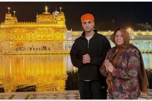 ਟੀ 20 ਵਰਲਡ ਕੱਪ ਜਿੱਤਣ ਤੋਂ ਬਾਅਦ  ਭਾਰਤੀ ਕ੍ਰਿਕਟ ਟੀਮ ਦੇ ਨੌਜਵਾਨ ਸਟਾਰ ਅਭਿਸ਼ੇਕ ਸ਼ਰਮਾ ਪਹੁੰਚੇ ਅੰਮ੍ਰਿਤਸਰ,ਮਾਂ ਨਾਲ ਸ੍ਰੀ ਦਰਬਾਰ ਸਾਹਿਬ ਟੇਕਿਆ ਮੱਥਾ